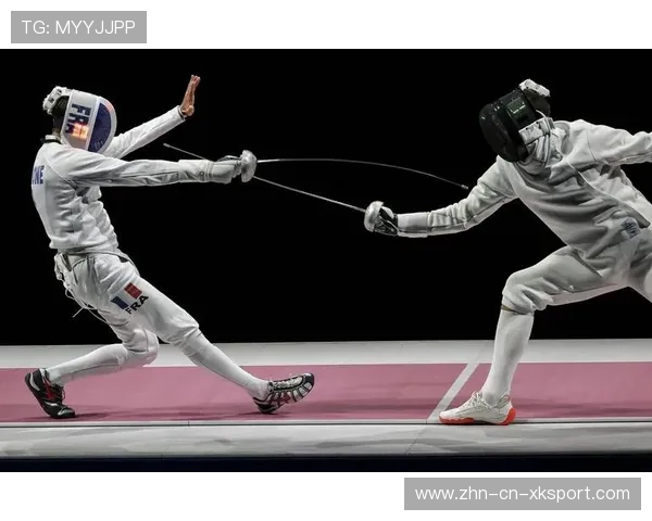 击剑选手空中刺击命中，全场震撼